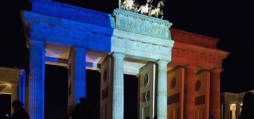 Brandenburg_Gate_in_French_flag_colours_after_Paris_attack_23028317551-1024x480